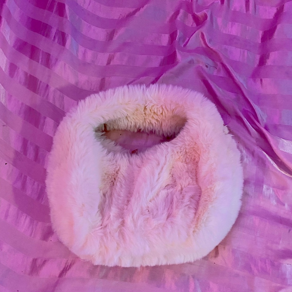 Cute wintercore cream fur handbag!